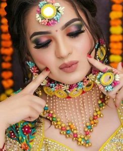 Read more about the article 10 Trendy Flower Jewellery Designs for this Summer!