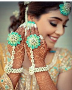 Read more about the article How To Get A Makeover With The Trendiest Hair Accessories